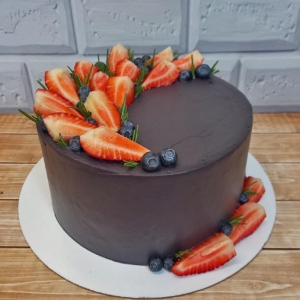 Торт черный с ягодами