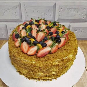 Торт Медовик с ягодами